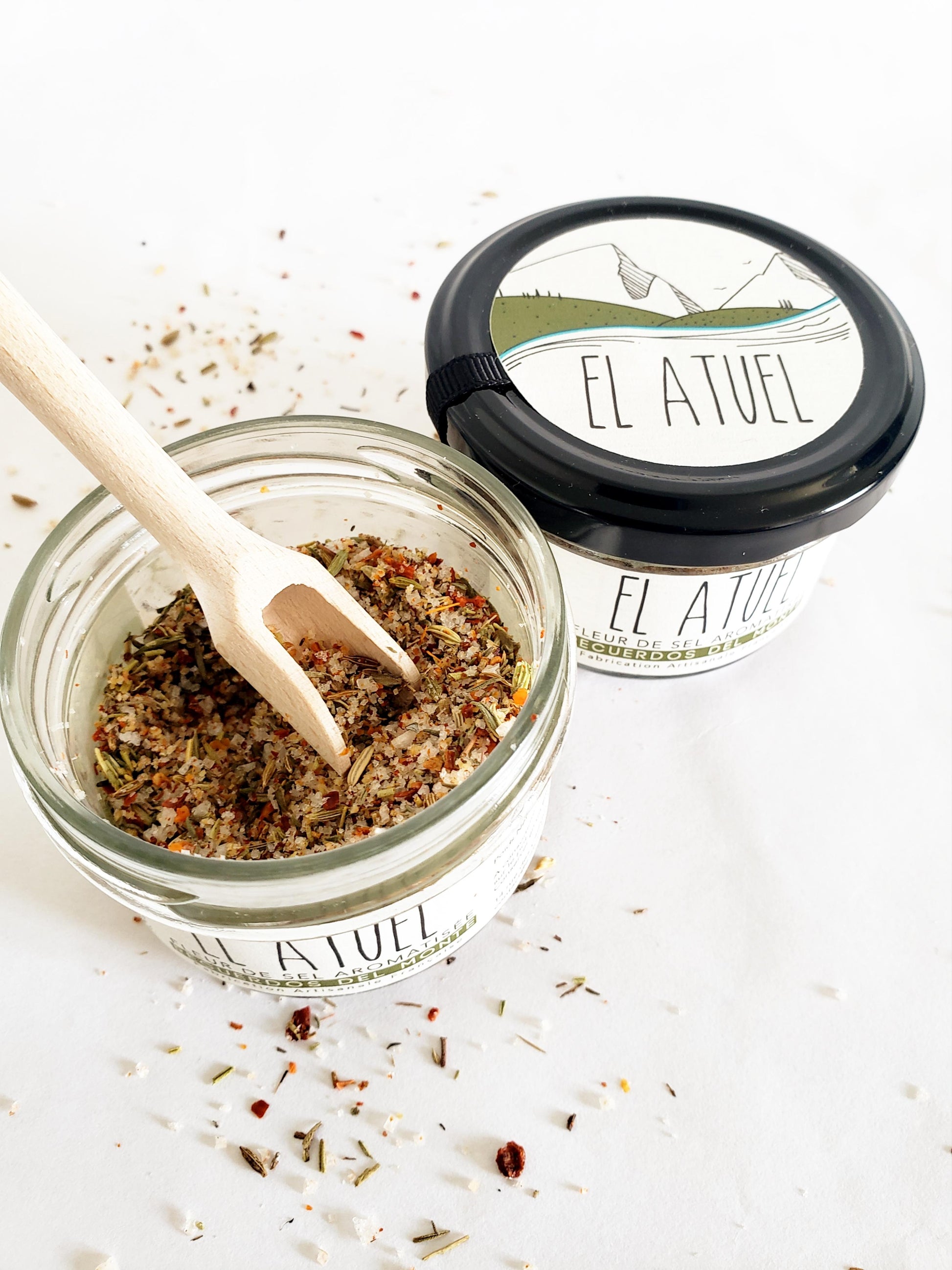 La fleur de sel aromatisée Recuerdos del Monte associe la finesse de la fleur de sel de Guérande IGP à un bouquet d’épices et d’herbes parfumées : thym, romarin, cumin, fenouil et une pointe de piment argentin (aji molido).